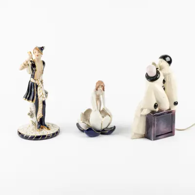 Drie art deco stuks in aardewerk en porselein. 1. Commedia dell'arte figuur met spiegel te – kavel bij Bernaerts, Antwerp