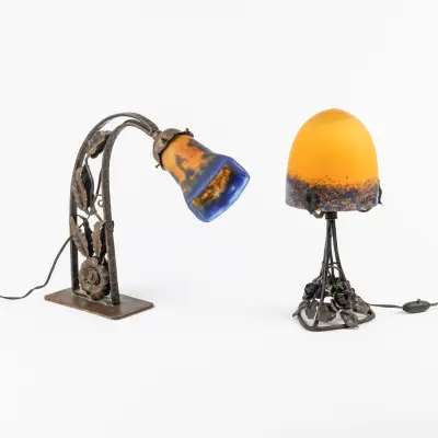 Paar Art Nouveau tafellampen. Voet in smeedijzer met bloemmotieven – kavel bij Bernaerts, Antwerp
