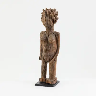 A Sakalava figure of a standing woman. Madagascar – kavel bij Bernaerts, Antwerp