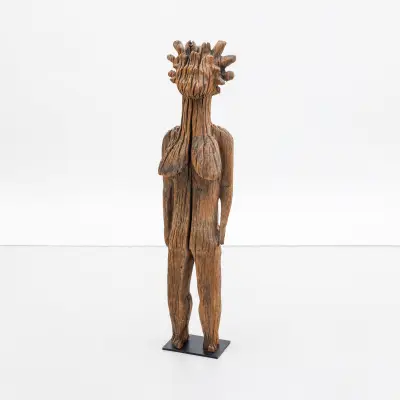 A Sakalava figure of a standing woman with a child on her back. Madagascar – kavel bij Bernaerts, Antwerp