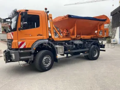 1 Mercedes Benz Axor mit Meiller Hakenlift und Küpper Weisser Streuer – kavel bij Zoll-Auktion, Dorfen