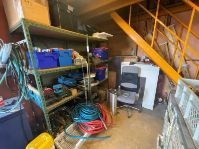 Workshop shelving with contents – kavel bij Dome Auctions, Kingersheim