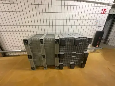 Set of 2 plastic crates – kavel bij Dome Auctions, Kingersheim