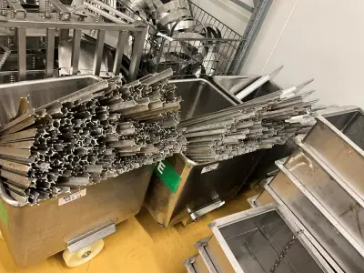 Set of 3 stainless steel Euro crates on casters with aluminum sausage holders – kavel bij Dome Auctions, Kingersheim