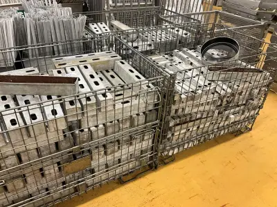 Set of 3 pallet boxes with contents – kavel bij Dome Auctions, Kingersheim