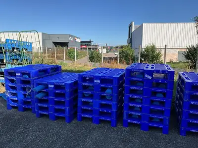 Set of 24 plastic pallets – kavel bij Dome Auctions, Kingersheim