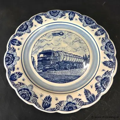 Traditioneel Delfts blauw sierbord uit Nederland met een afbeelding van een tankvrachtwagen van transportbedrijf Wetro Holland uit Woudenberg – kavel bij ProVeiling, Wageningen