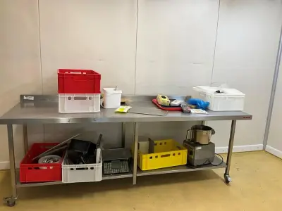 Stainless steel table with contents – kavel bij Dome Auctions, Kingersheim