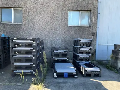 Set of 18 crates—plastic pallet – kavel bij Dome Auctions, Kingersheim