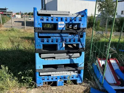 Set of 4 crates - plastic pallet – kavel bij Dome Auctions, Kingersheim