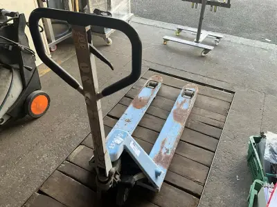 2,500 kg Manual Pallet Jack – kavel bij Dome Auctions, Kingersheim