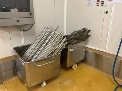 Set of 2 stainless steel Euro crates on casters with aluminum sausage holders – kavel bij Dome Auctions, Kingersheim