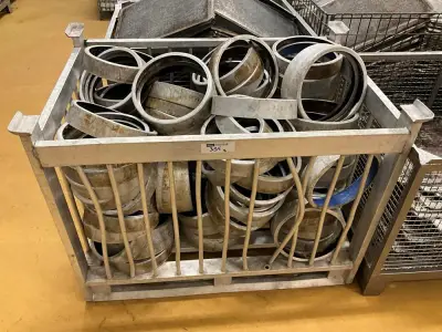 Set of 4 pallet boxes with contents – kavel bij Dome Auctions, Kingersheim