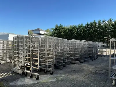 Lot of approximately 80 baking carts – kavel bij Dome Auctions, Kingersheim
