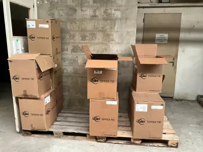 JBT Tipper Tie Set of 14 boxes of staples for industrial staplers – kavel bij Dome Auctions, Kingersheim