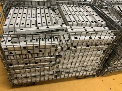 Set of 4 pallet boxes with contents – kavel bij Dome Auctions, Kingersheim