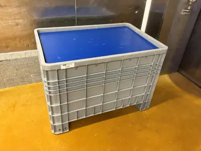 Plastic crate with a spring-loaded bottom – kavel bij Dome Auctions, Kingersheim