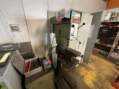 ADAM M.C.32 Type R Column Drill Press – kavel bij Dome Auctions, Kingersheim