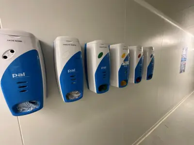 Pal Wall-Mounted Dispensers for Hair Caps and Beard Covers (6) – kavel bij Dome Auctions, Kingersheim