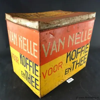 Iconisch vintage Van Nelle winkelblik voor koffie en thee, ontworpen in de jaren 1930 door de bekende ontwerper Jac. Jongert – kavel bij ProVeiling, Wageningen