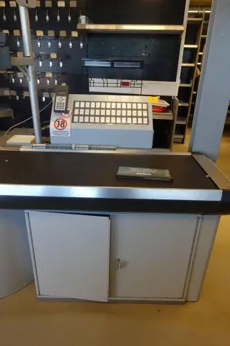 Professionele tabaksdisplay Harting – kavel bij Openbare Verkopen, Gavere