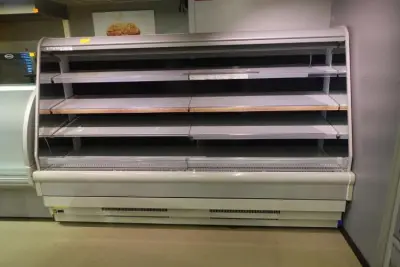 Professionele wandvitrine De rigo – kavel bij Openbare Verkopen, Gavere