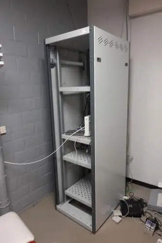 Metalen serverkast – kavel bij Openbare Verkopen, Gavere