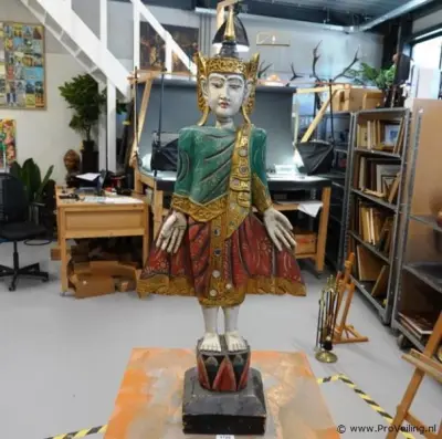 Grote houten Birmese Nat-geest of deva-tempelwachter uit Myanmar, uitgevoerd in traditionele Mandalay-stijl – kavel bij ProVeiling, Wageningen