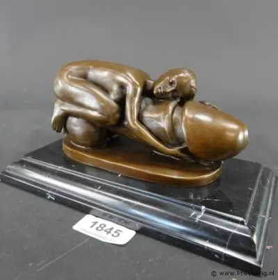 Erotisch bronzen sculptuur van een naakte vrouw rustend op een fallus en op een marmeren sokkel naar de Dream Phallus van de kunstenaar Bruno Zach – kavel bij ProVeiling