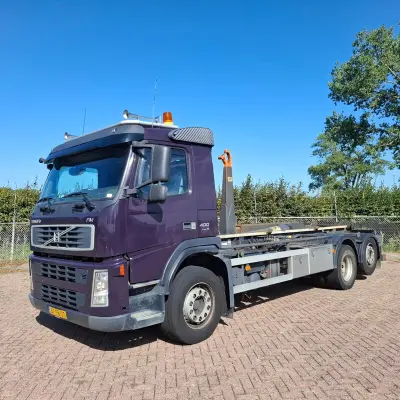 Vrachtwagen, VOLVO, FM400 6X2R FAL9.0 RADT-A8 HIGH, 2008, met AJK HYDROLIFT NHS25-6180 haakarmsysteem – kavel bij Onlineveilingmeester, Wijk en Allburg