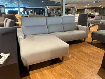 Hoekbank met lounge, houten poten, verstelbare neksteunen, wit – kavel bij Onlineveilingmeester, Joure