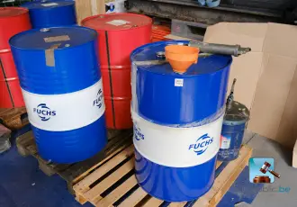 Set vaten met hydraulische vloeistof en smeervet – kavel bij Nl.clicpublic