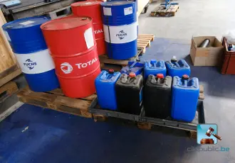 Set of drums and jerry cans of hydraulic oil – kavel bij En.clicpublic
