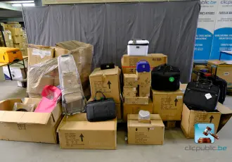 Set of hand luggage and boxes – kavel bij En.clicpublic