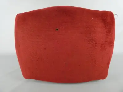 Klein houten krukje met rode bekleding – kavel bij De Kringwinkel, Diest