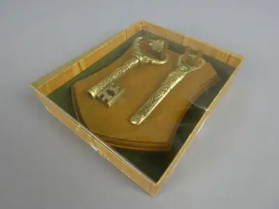 Frieling Zinn - Sleutelvormige Flessentweeling op Eikenhouten Schild – kavel bij De Kringwinkel, Diest