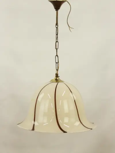 Vintage crémékleurige hanglamp in klokvorm met bruin-bronskleurige lijnen – kavel bij De Kringwinkel, Antwerpen
