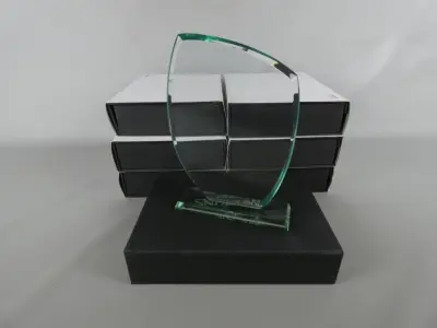7 Glazen trofees in zwarte geschenkdoos – kavel bij De Kringwinkel, Diest