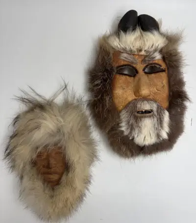 Twee authentiek Alaskaans handgemaakte masker met bont – kavel bij De Kringwinkel, Gent
