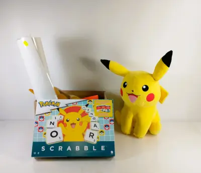 Pokémon verzameling met Scrabble, Pikachu, Eevee en merchandise – kavel bij De Kringwinkel, Turnhout