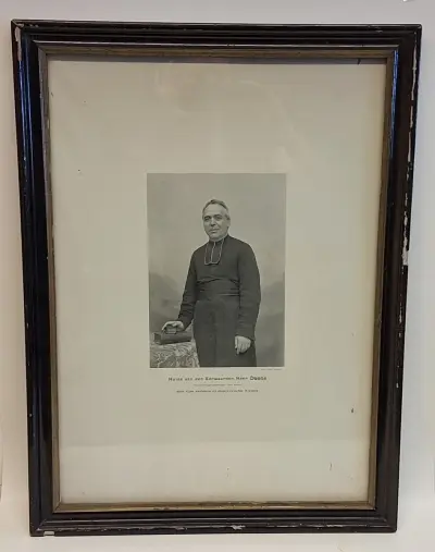 Oude ingelijste foto van een heer in klederdracht – kavel bij De Kringwinkel, Aalst