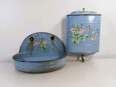 Blauw metalen vintage waterreservoir met bloemenmotief – kavel bij De Kringwinkel, Turnhout