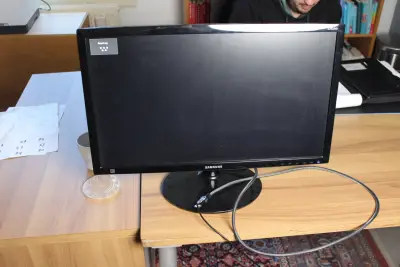 Een Samsung 24 inch scherm – kavel bij Inventarisveilingen.nl