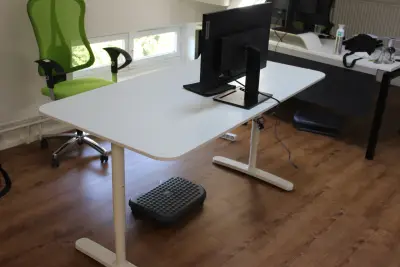Een Ikea rechte bureau – kavel bij Inventarisveilingen.nl
