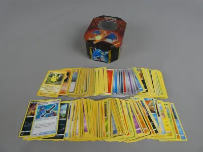 180 Pokémon kaarten in blik – kavel bij De Kringwinkel, Diest