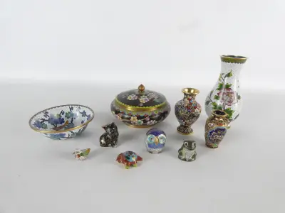 Set van 10 Cloisonné miniatuur vazen en beeldjes – kavel bij De Kringwinkel, Heverlee
