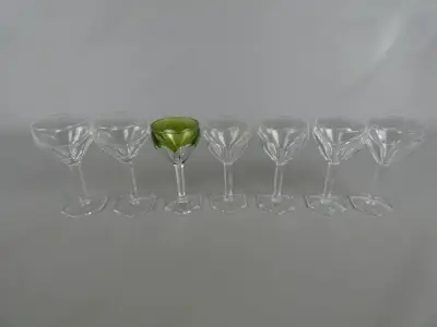 Set van 7 kristallen wijnglazen, 1 met groene kleur – kavel bij De Kringwinkel, Diest