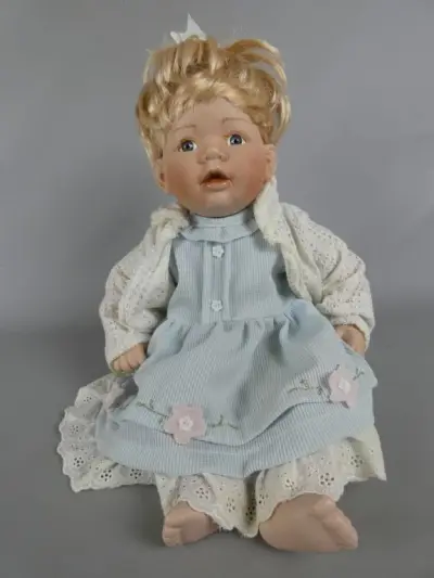 Vintage babypop met stoffen lijf en kleertjes – kavel bij De Kringwinkel, Diest