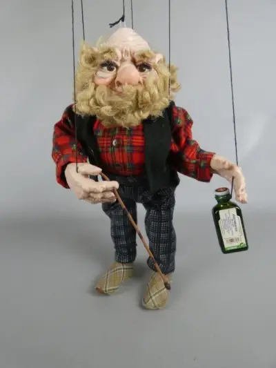 Houten marionet pop met baard en fles – kavel bij De Kringwinkel, Diest