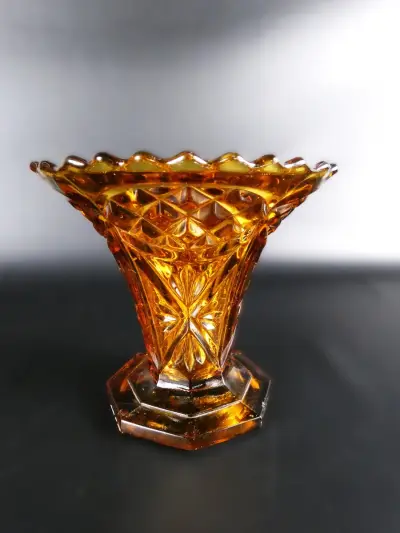 Vintage amberkleurige Art Deco glazen vaas met pique-fleurs – kavel bij De Kringwinkel, Heverlee